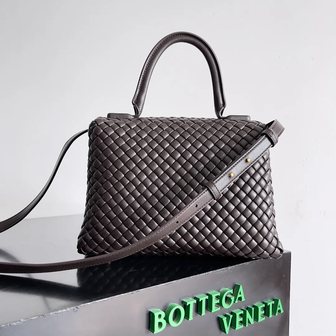 Batch 2320 BV patti bag is full of three-dimensional quilted leather strips. Low-key luxury is often hidden in details and craftsmanship. This bag opens and closes casually, and is simple and elegant overall. It is equipped with a detachable shoulder strap, which can be carried cross-body or carried by hand to match different outfits. The interior is designed with double layers and a small zippered compartment to ensure the safety of private items. No matter the capacity, shape or privacy, it is full of security when you go out. Style number: 776783 Size: 19*26*11cm